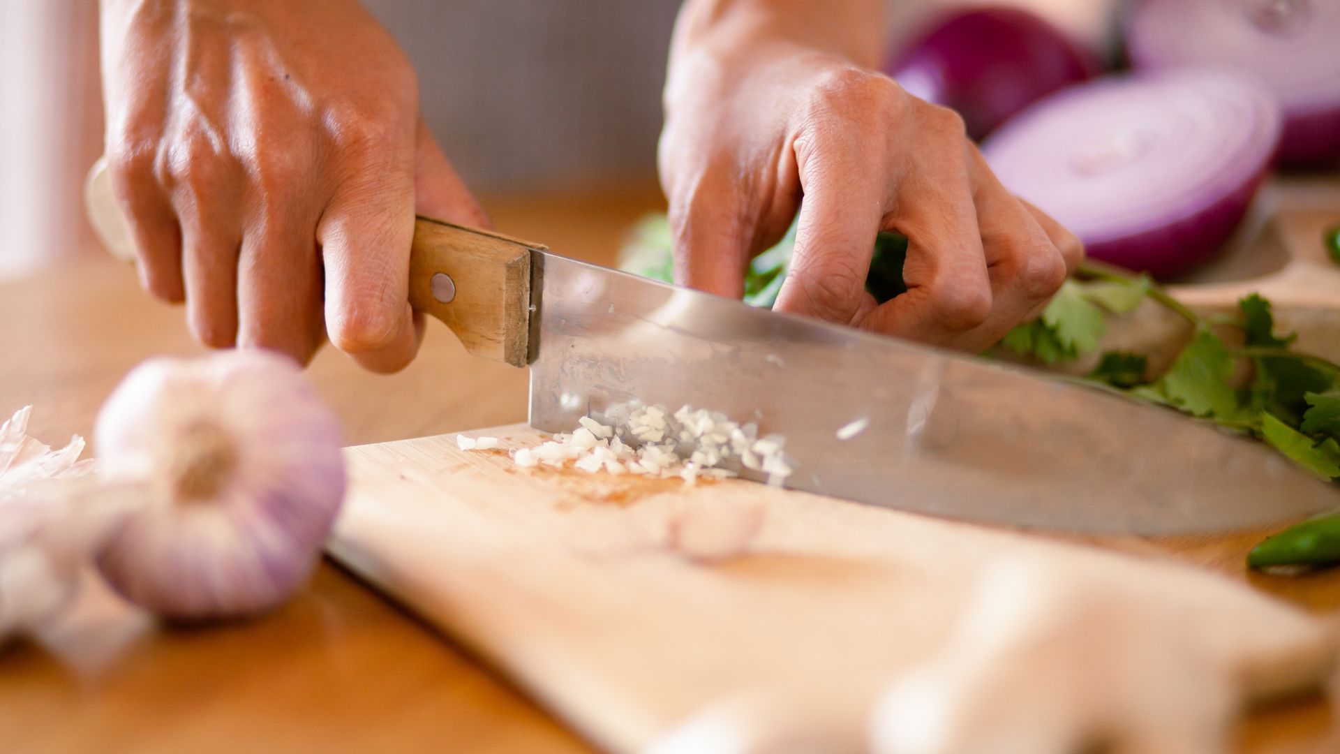 Foods That Shouldn't Be Vacuum Sealed and Why 2 cutting garlic and onions