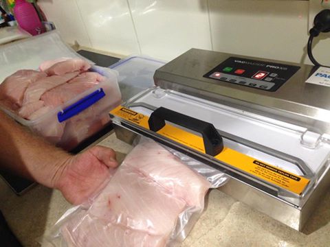 VS305 vacuum sealer in action sealing fish